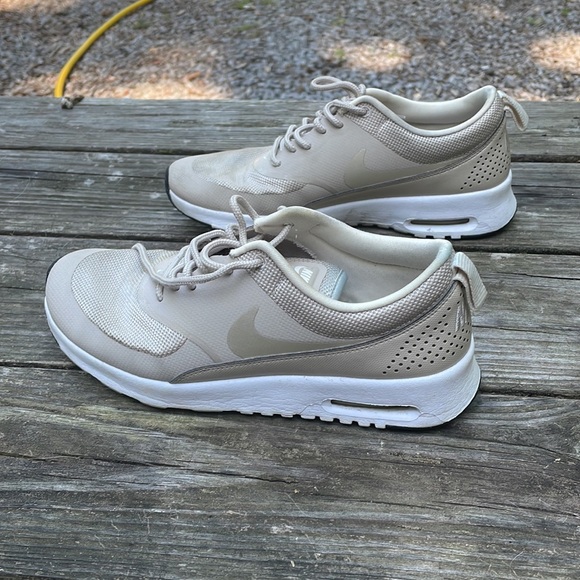 Nike Womens rose gold/champagne athletic shoe - Picture 4 of 7